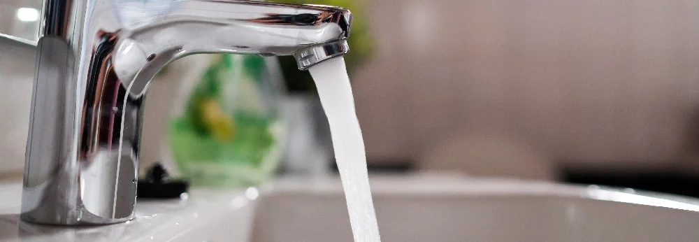 Wasserhahn mit laufendem Wasser